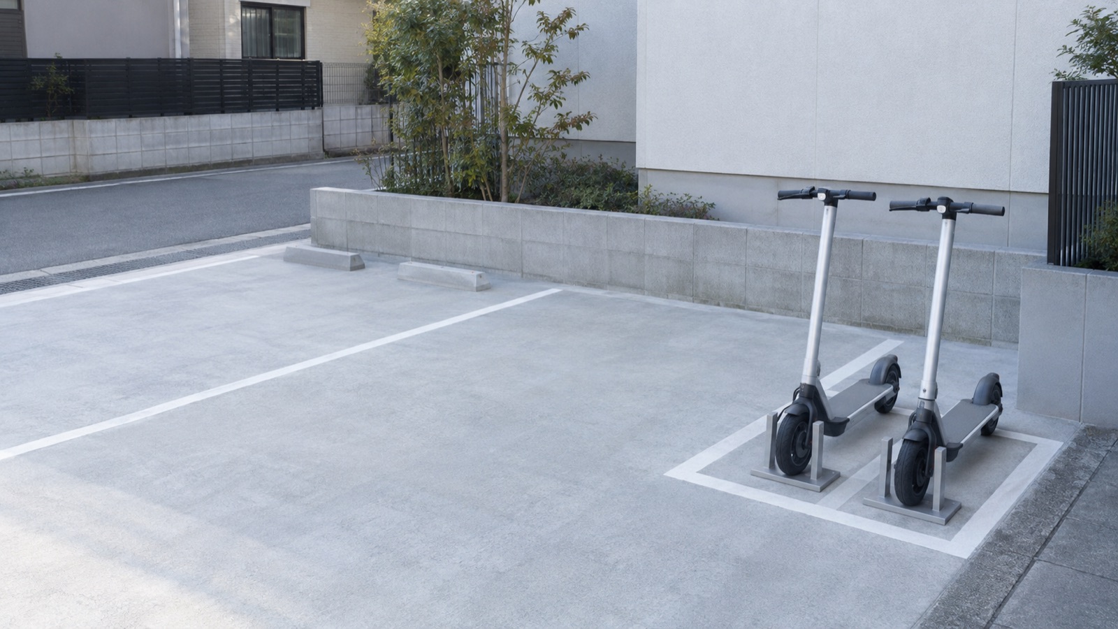 小さな月極駐車場の隅の一区画