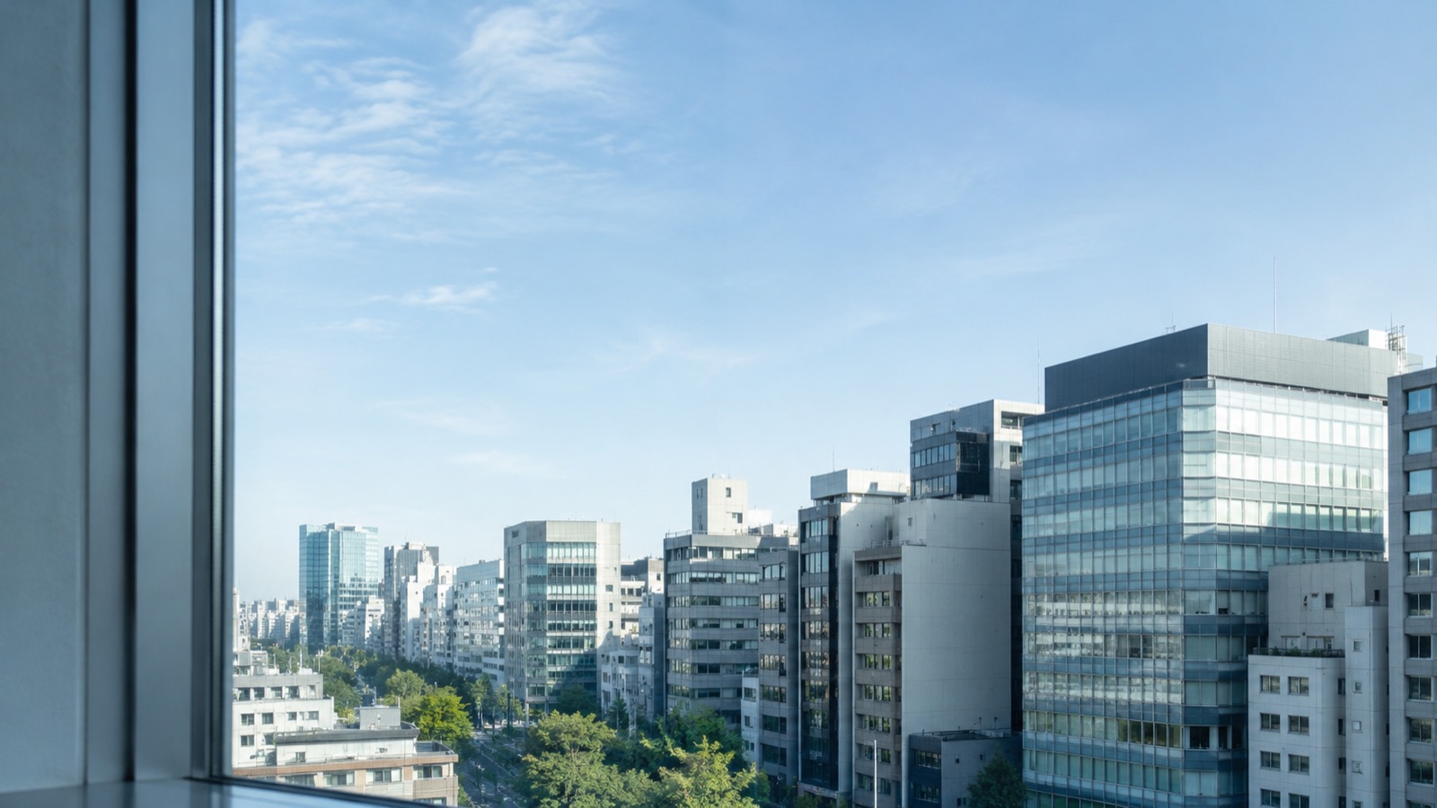 オフィスの窓から見える東京のビル群