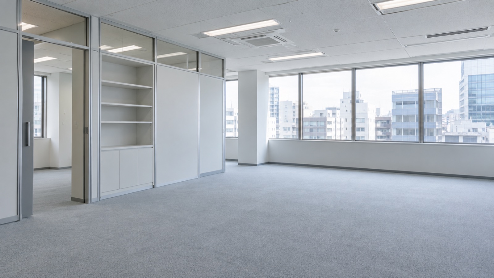 前の入居者が残した間仕切りと造作の棚がある区画